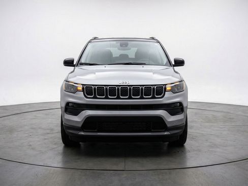 Used 2025 Jeep Compass Limited AWD/4WD image 2