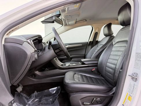 Used 2018 Ford Fusion SE w/ Equipment Group 602A FWD image 12