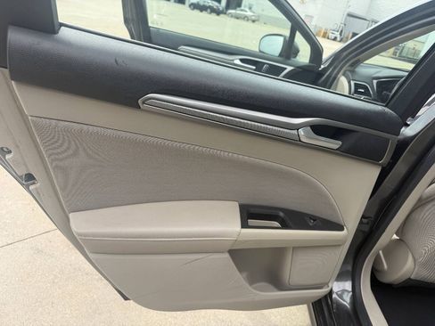 Used 2018 Ford Fusion SE FWD image 12