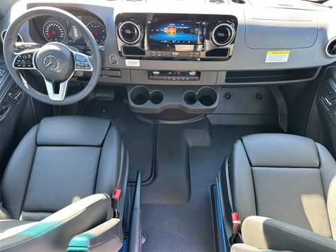 Used 2024 Mercedes-Benz Sprinter 2500 image 13