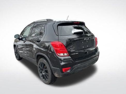 Used 2022 Chevrolet Trax LT w/ Midnight Edition image 3