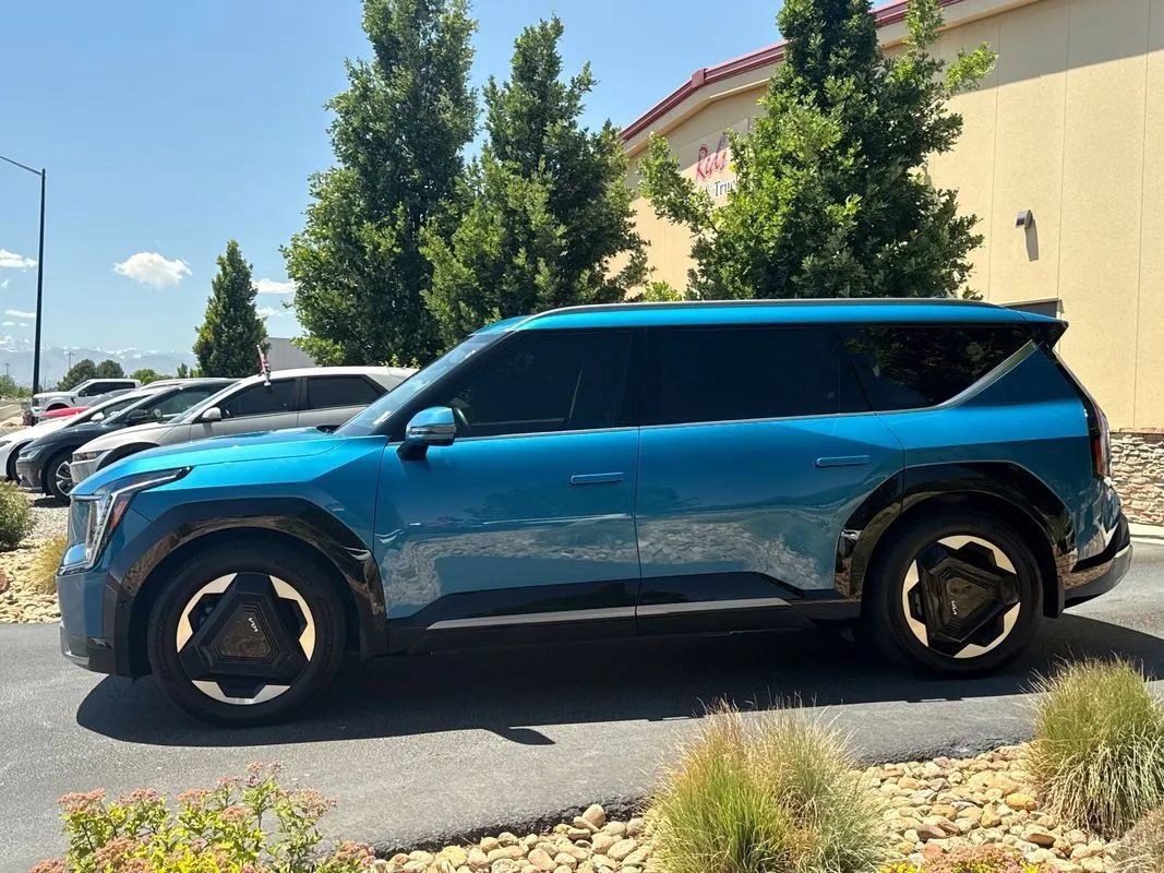 Used 2024 Kia EV9 Land w/ Towing Package AWD/4WD image 39
