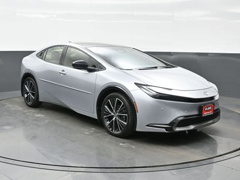 Used 2025 Toyota Prius XLE image 8