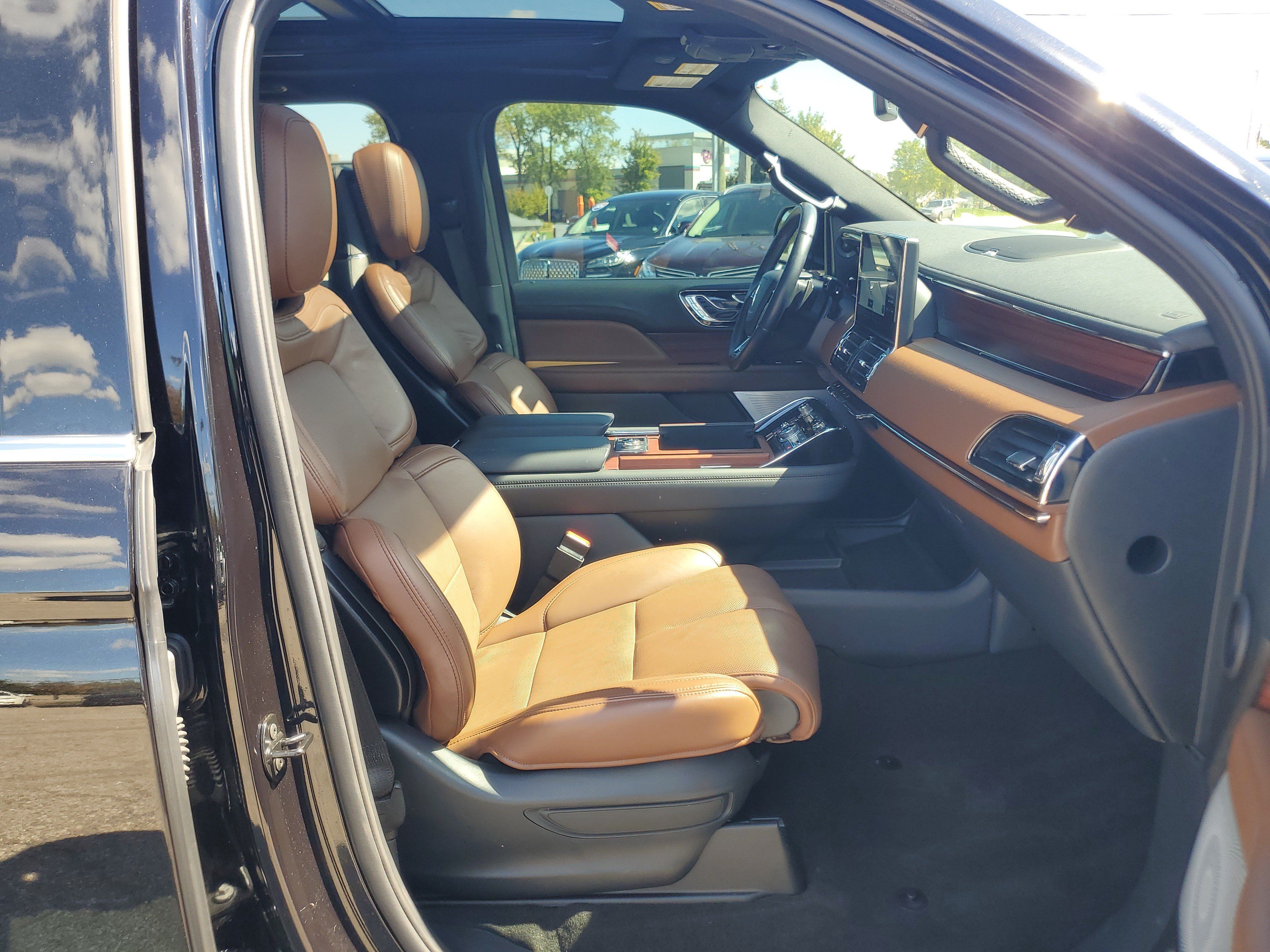 Certified 2024 Lincoln Navigator Reserve AWD/4WD image 9