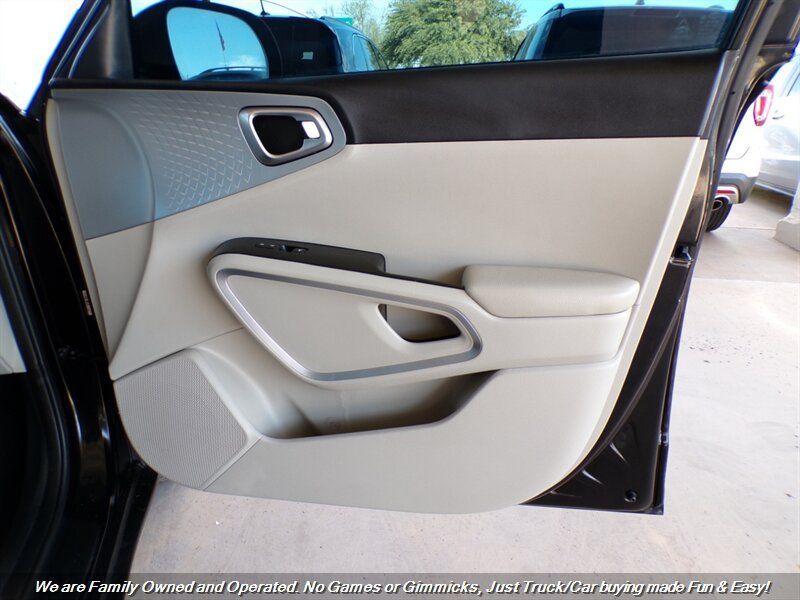 Used 2020 Kia Soul LX FWD image 29