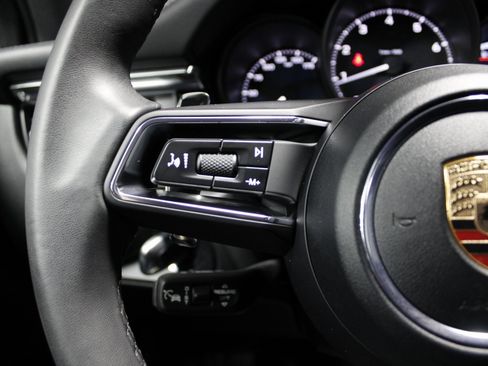 Certified 2025 Porsche Macan image 28