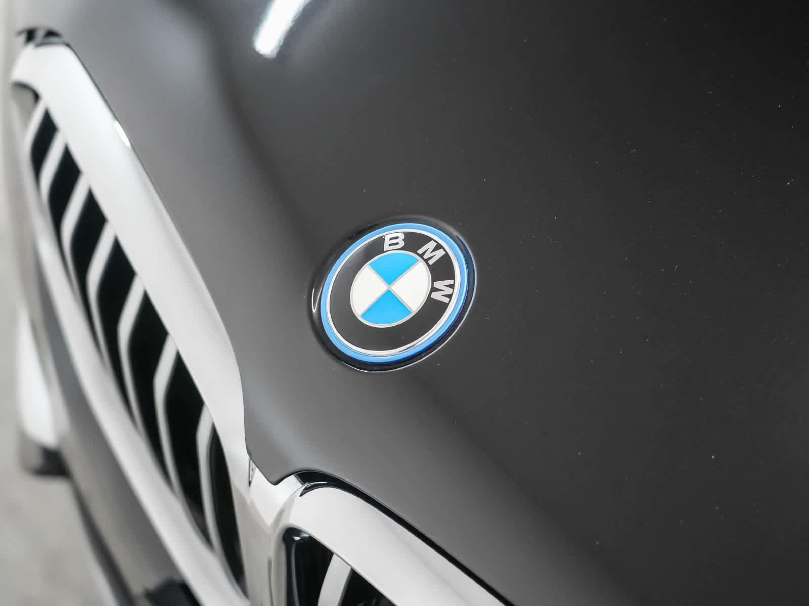 Used 2022 BMW X5 xDrive45e w/ Parking Assistance Package AWD/4WD image 12