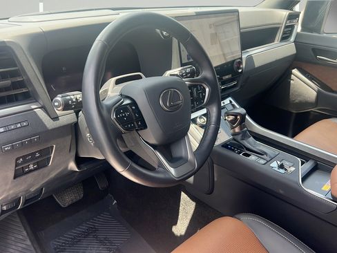 Used 2025 Lexus GX 550 w/ Accessory Package (2T) AWD/4WD image 4