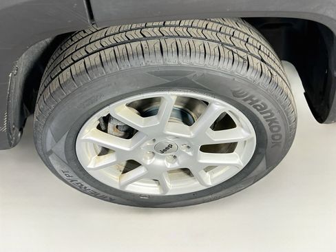 Used 2022 Jeep Renegade Latitude w/ Convenience Group AWD/4WD image 30