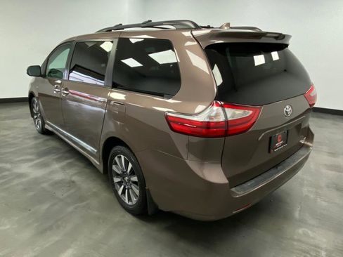 Used 2018 Toyota Sienna XLE w/ XLE Navigation Package image 4