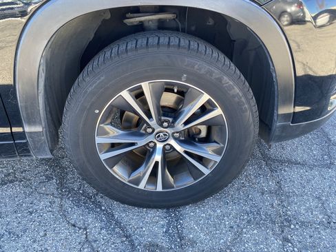 Used 2018 Toyota Highlander LE w/ Carpet Mat Package (TMS) image 28