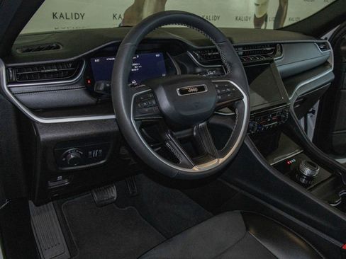Used 2025 Jeep Grand Cherokee Altitude AWD/4WD image 5