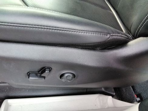 Used 2024 Chrysler Pacifica Touring-L image 28