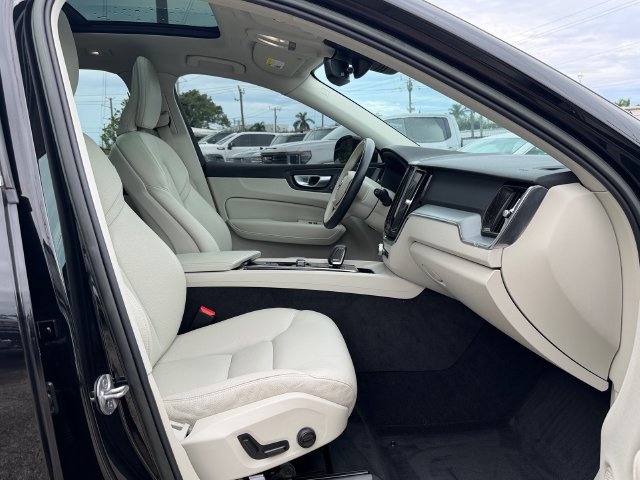Used 2023 Volvo XC60 B5 Core w/ Climate Package FWD image 18
