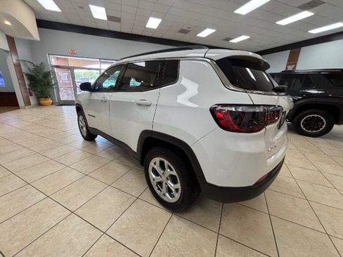 Used 2024 Jeep Compass Latitude AWD/4WD image 5