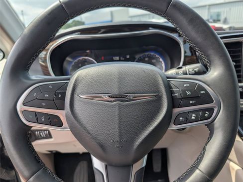 Used 2023 Chrysler Pacifica Limited FWD image 25