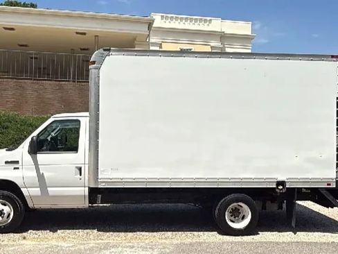 Used 2011 Ford E-450 and Econoline 450 Super Duty RWD image 2