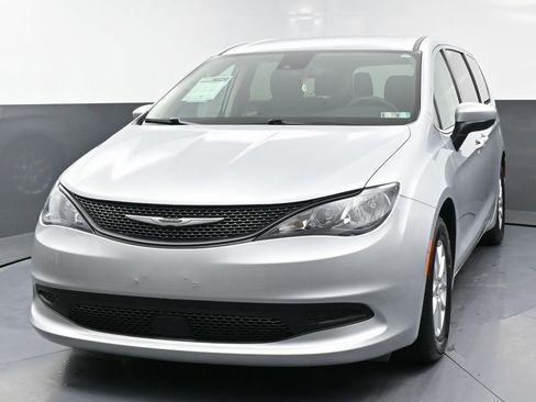 Used 2023 Chrysler Voyager LX FWD image 5