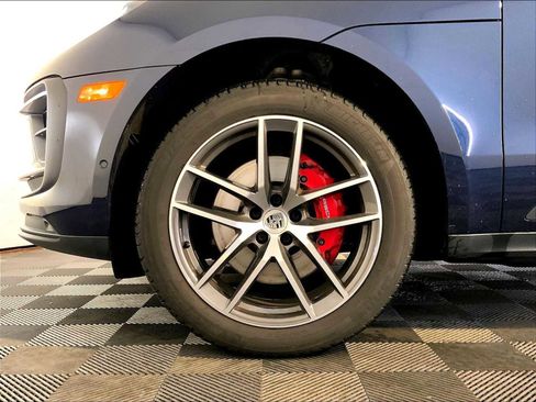 Certified 2022 Porsche Macan S AWD/4WD image 11