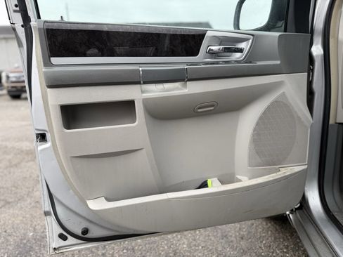 Used 2010 Dodge Grand Caravan SXT image 10