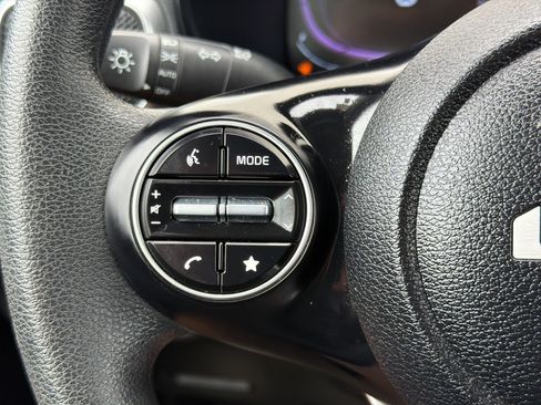 Used 2025 Kia Soul LX w/ LX Technology Package FWD image 17