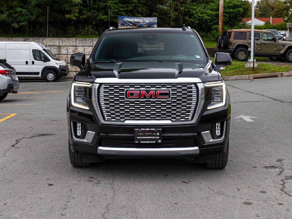 Used 2024 GMC Yukon Denali w/ Advanced Technology Package AWD/4WD image 2
