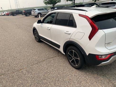 Used 2024 Kia Niro EX FWD image 5