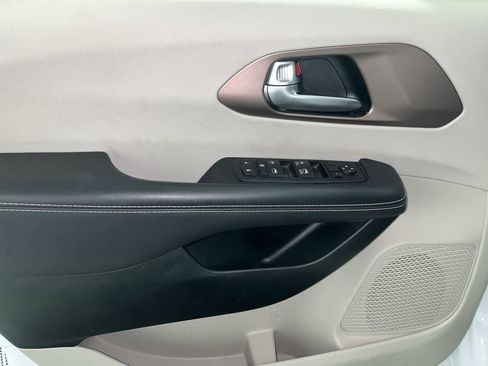 Used 2024 Chrysler Voyager LX image 13