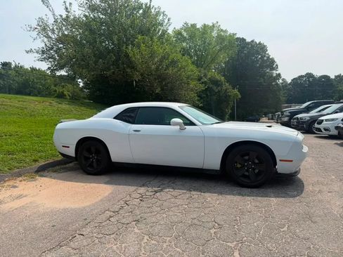 Used 2016 Dodge Challenger SXT RWD image 5