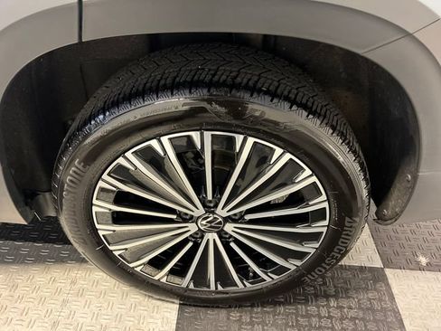 Certified 2025 Volkswagen Taos SE FWD image 15
