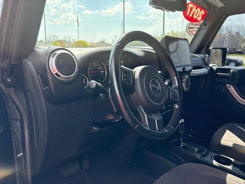 Used 2017 Jeep Wrangler Unlimited Sahara image 10