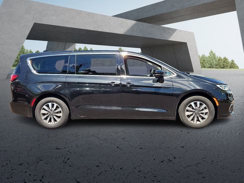 Used 2024 Chrysler Pacifica Limited FWD image 7