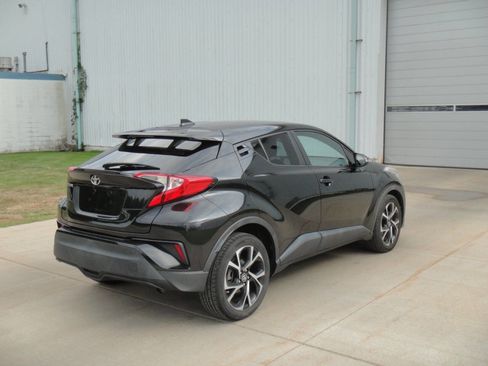 Used 2018 Toyota C-HR XLE image 6