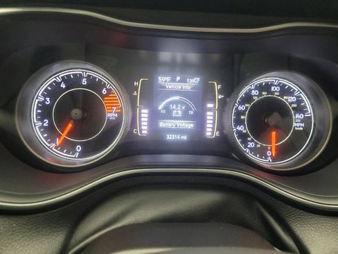 Used 2019 Jeep Cherokee Latitude Plus w/ Cold Weather Group AWD/4WD image 23