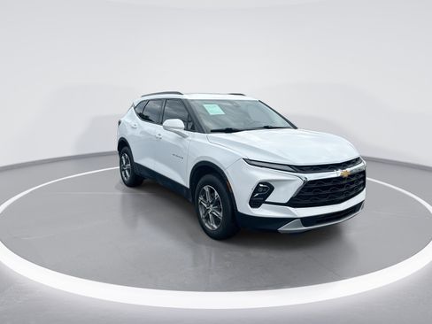 Used 2024 Chevrolet Blazer LT w/ Convenience Package FWD image 2