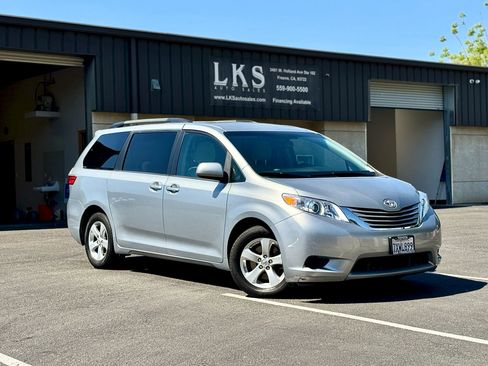 Used 2017 Toyota Sienna LE image 1