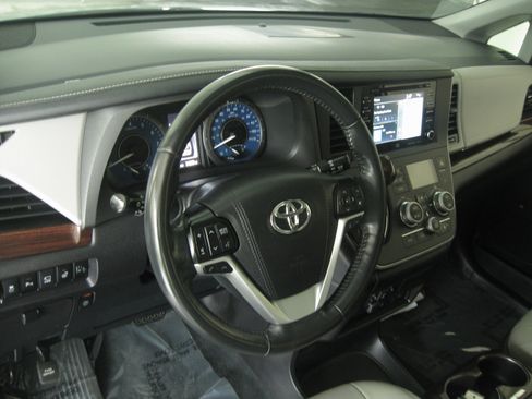 Used 2019 Toyota Sienna Limited Premium image 16