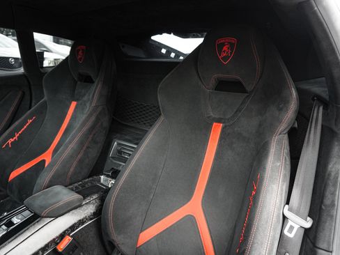 Used 2018 Lamborghini Huracan Performante AWD/4WD image 19