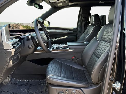 Used 2025 Cadillac Escalade Sport Platinum AWD/4WD image 10