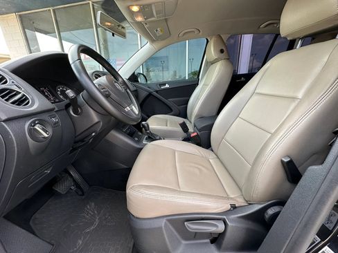 Used 2018 Volkswagen Tiguan Limited w/ Premium Package FWD image 9