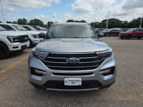Used 2020 Ford Explorer XLT w/ Equipment Group 202A AWD/4WD image 11