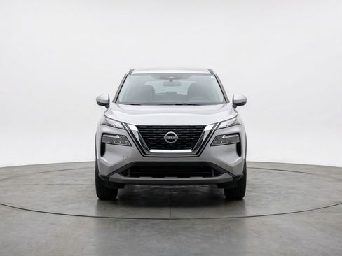 Used 2025 Nissan Rogue SV image 2