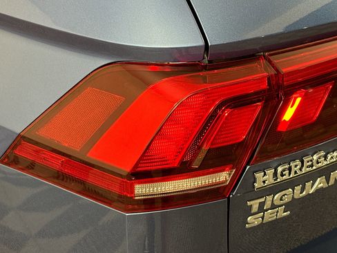 Used 2018 Volkswagen Tiguan SEL w/ 3rd Row Seat Package AWD/4WD image 35