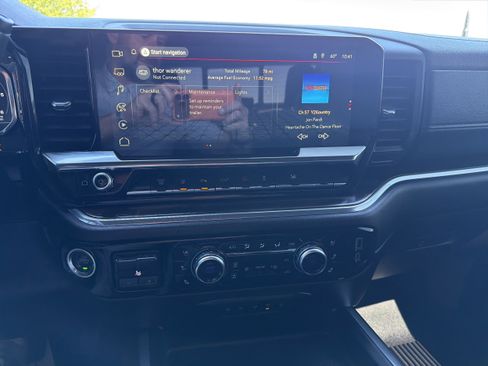 Used 2025 GMC Sierra 3500 SLT w/ SLT Convenience Package AWD/4WD image 15