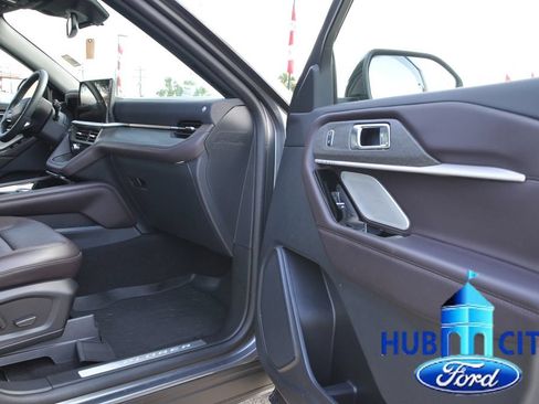 Used 2025 Ford Explorer Platinum RWD image 17