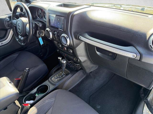 Used 2015 Jeep Wrangler Unlimited Rubicon w/ Connectivity Group AWD/4WD image 16