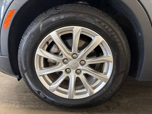 Used 2019 Cadillac XT4 Luxury w/ Cold Weather Package FWD image 7