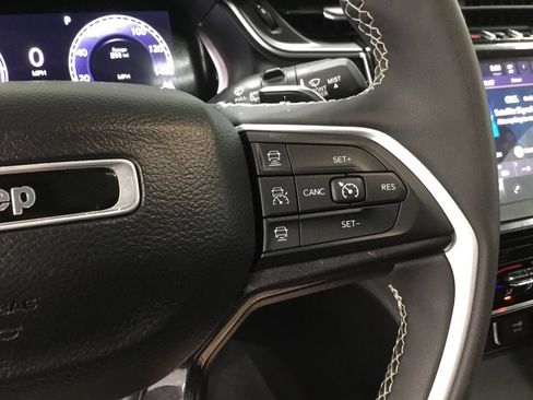 Used 2023 Jeep Grand Cherokee Laredo w/ Luxury Tech Group I AWD/4WD image 16