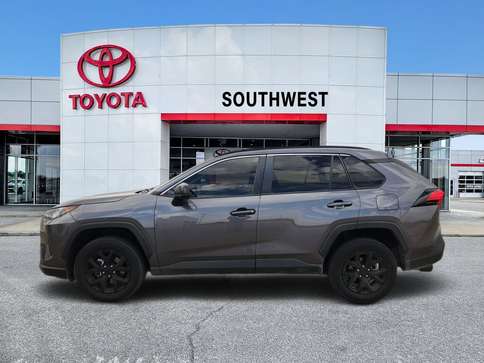 Used 2021 Toyota RAV4 LE FWD image 3