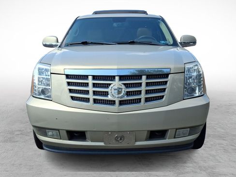 Used 2011 Cadillac Escalade Premium image 2